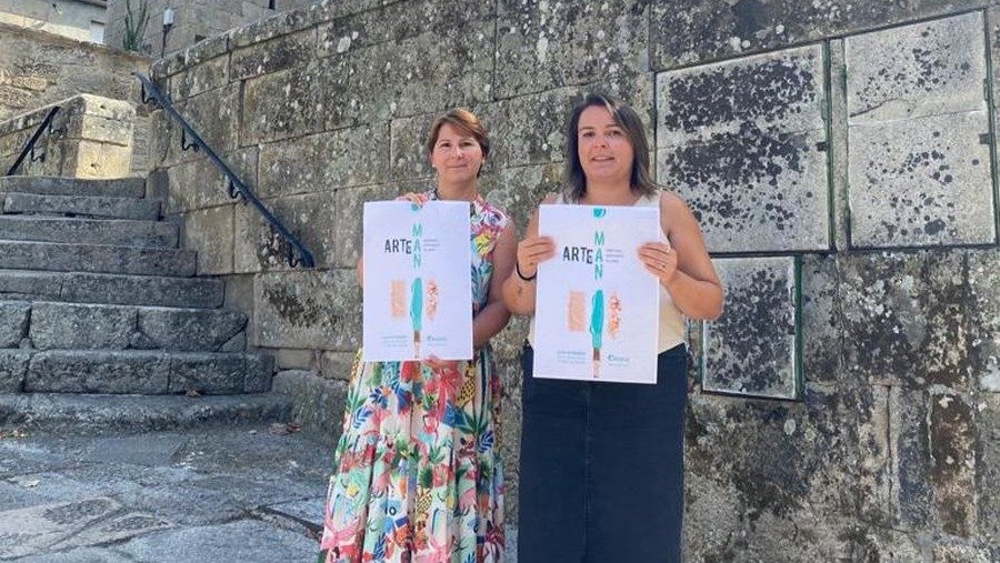 María López e Eva Sampedro mostran o cartel da Feria Arte de Man deste ano.