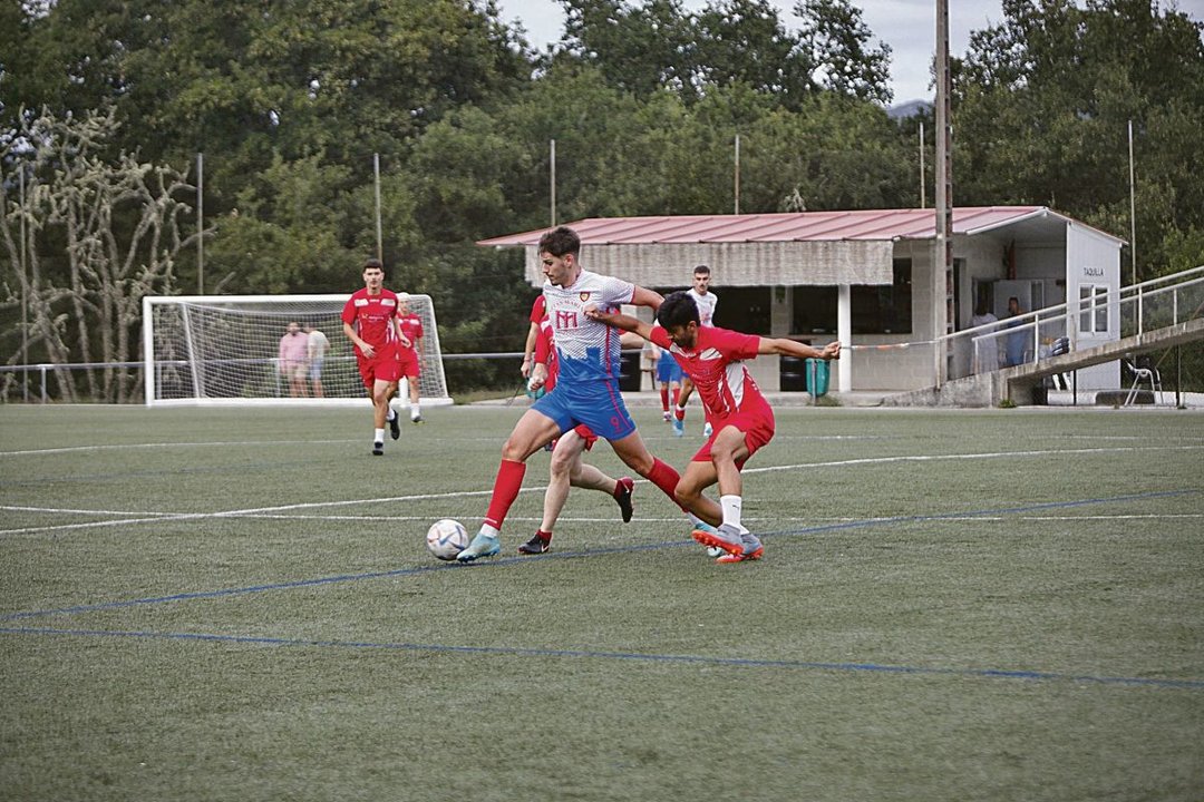 El Loñoa, uno de los equipos que estrena técnico, jugando un partido amistoso ante el Monterrei.