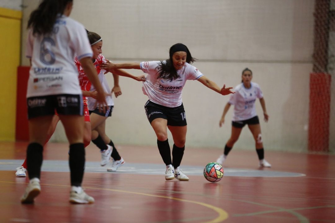 La jugadora del Ourense Ontime Sara Morena, lucha por un balón con una contraria. (DSAEBIS MAXIMU)