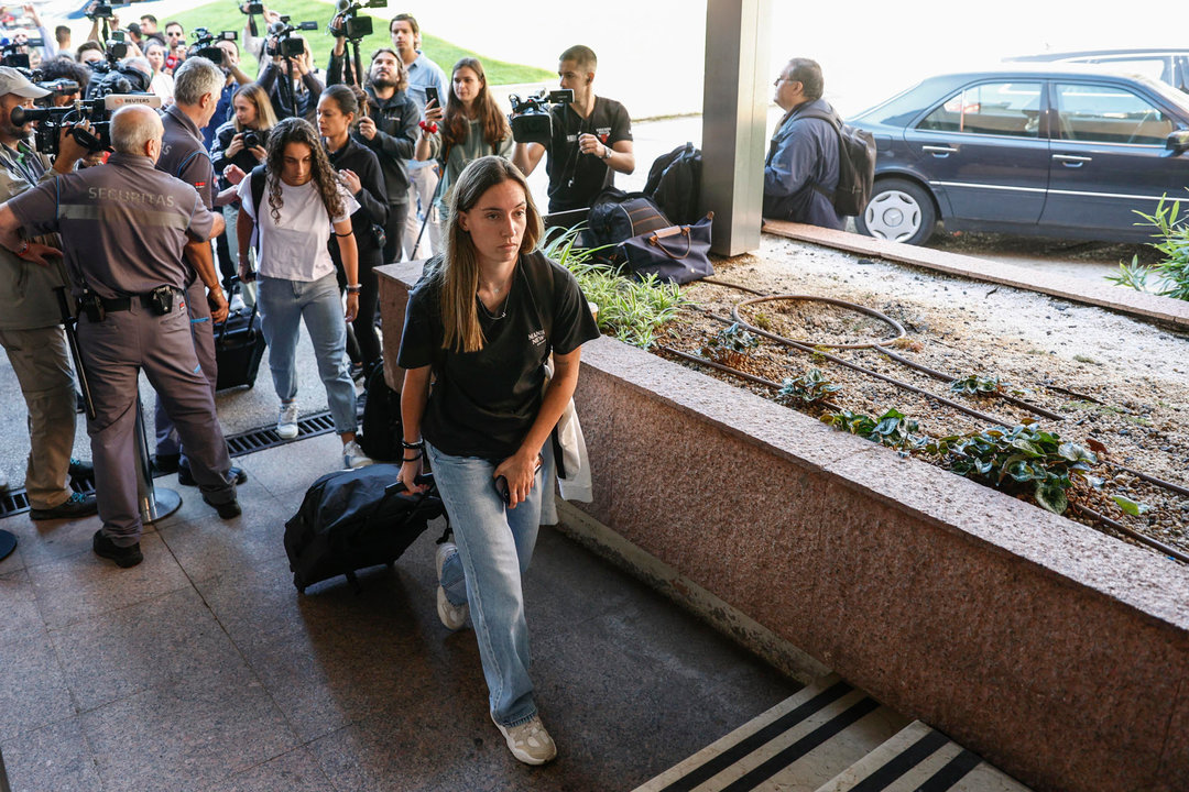 Llegada de una de las jugadoras a la concentración de la selección española en Madrid (Foto: EFE).