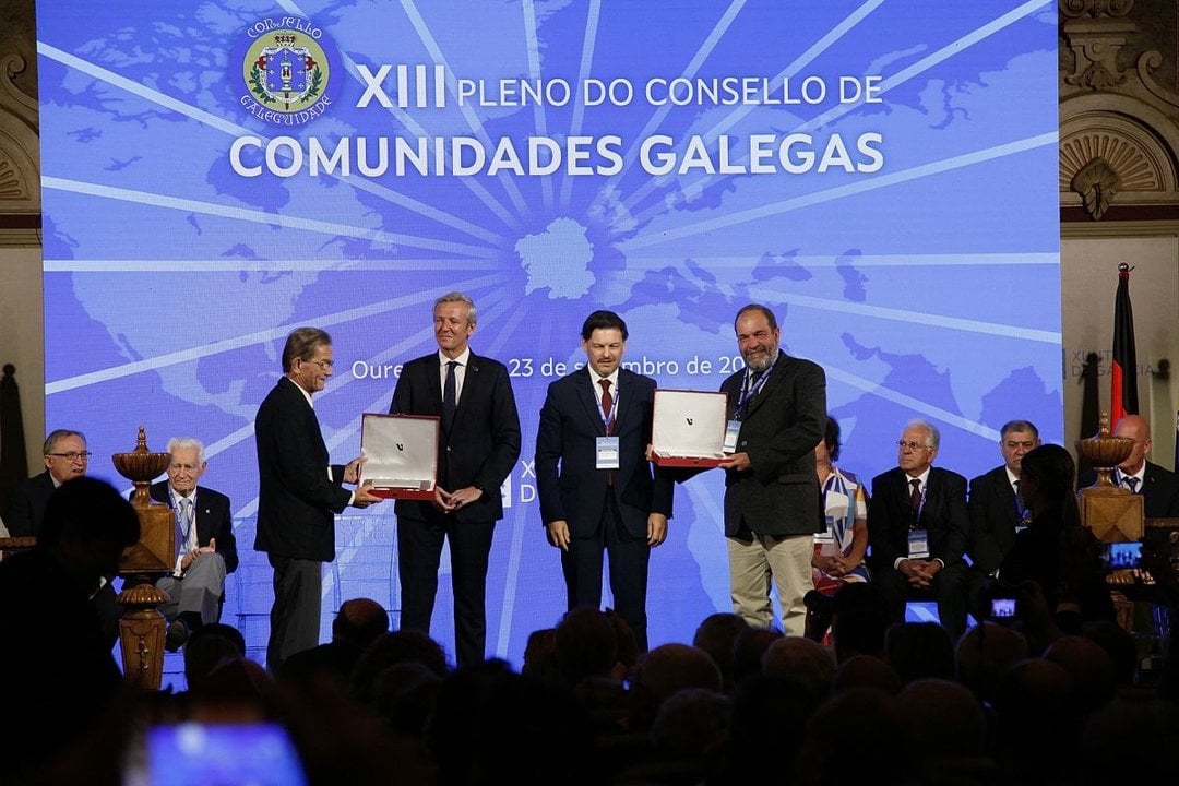 Alfonso Rueda y Antonio Rodríguez Miranda entregan las distinciones a sociedades gallegas.