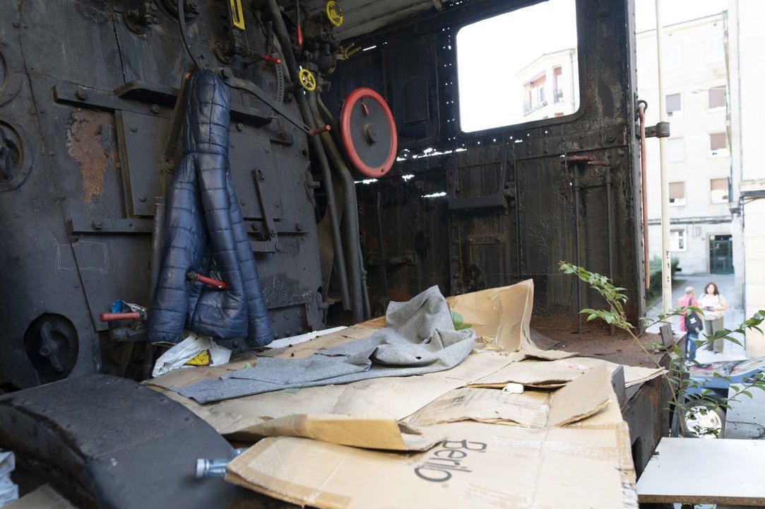 Foto tomada ayer en la que se pueden ver las pertenencias de okupas en el interior de la locomotora.