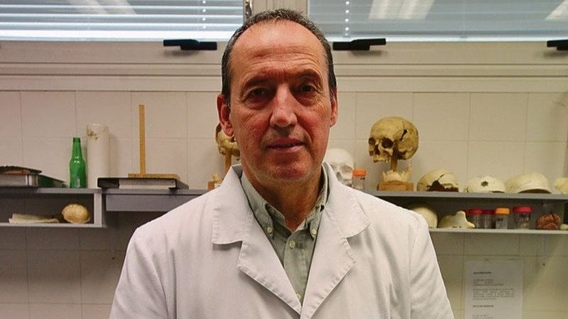 Fernando Serrulla en su laboratorio de Verín.