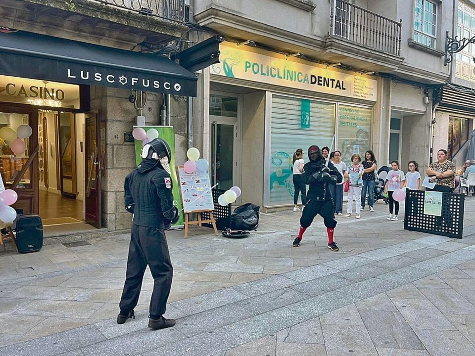 Exhibición de esgrima en la calle Tomás María Mosquera, frente al Casino.