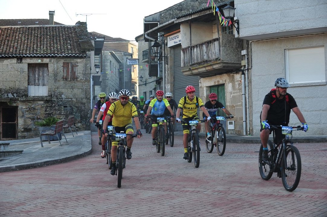Algunos de los participantes, poco después de tomar la salida en la Praza Maior de Cea (Foto: José Paz).