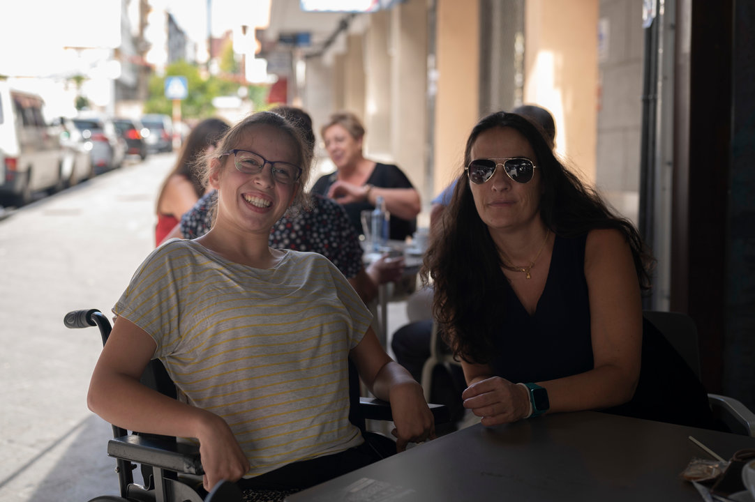 Iria y Antía, madre e hija, en un bar en A Ponte.