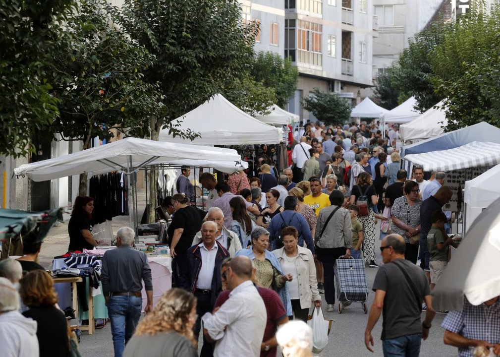 Así de concurrido estuvo el mercado en la calle Celso Emilio Ferreiro.