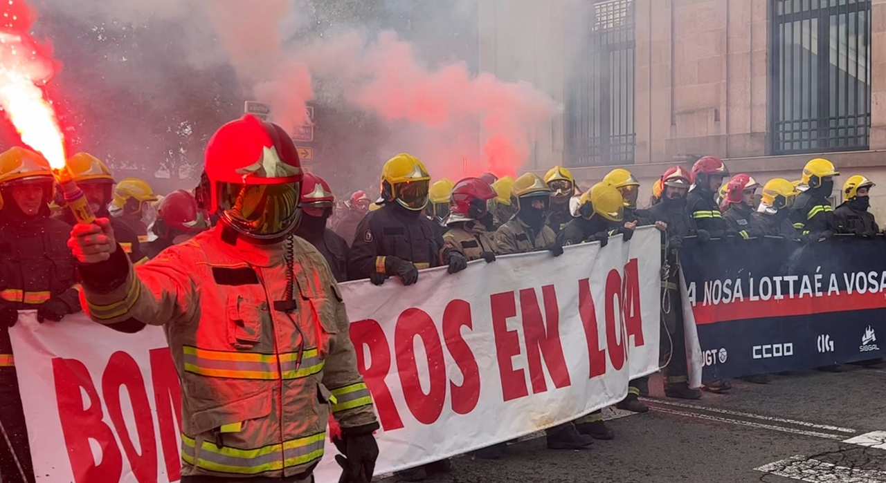 Los bomberos avanzaron durante la mañana en dirección a la sede de la Diputación de Ourense por la calle Progreso.