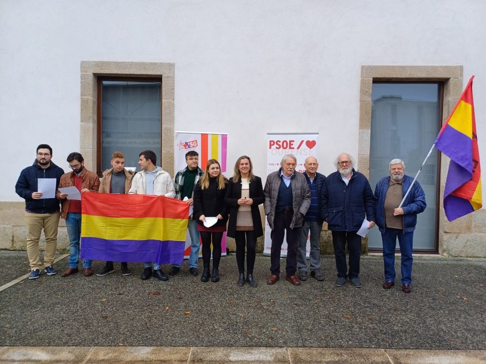 Miembros del PSOE de Ourense durante el homenaje a las víctimas del franquismo