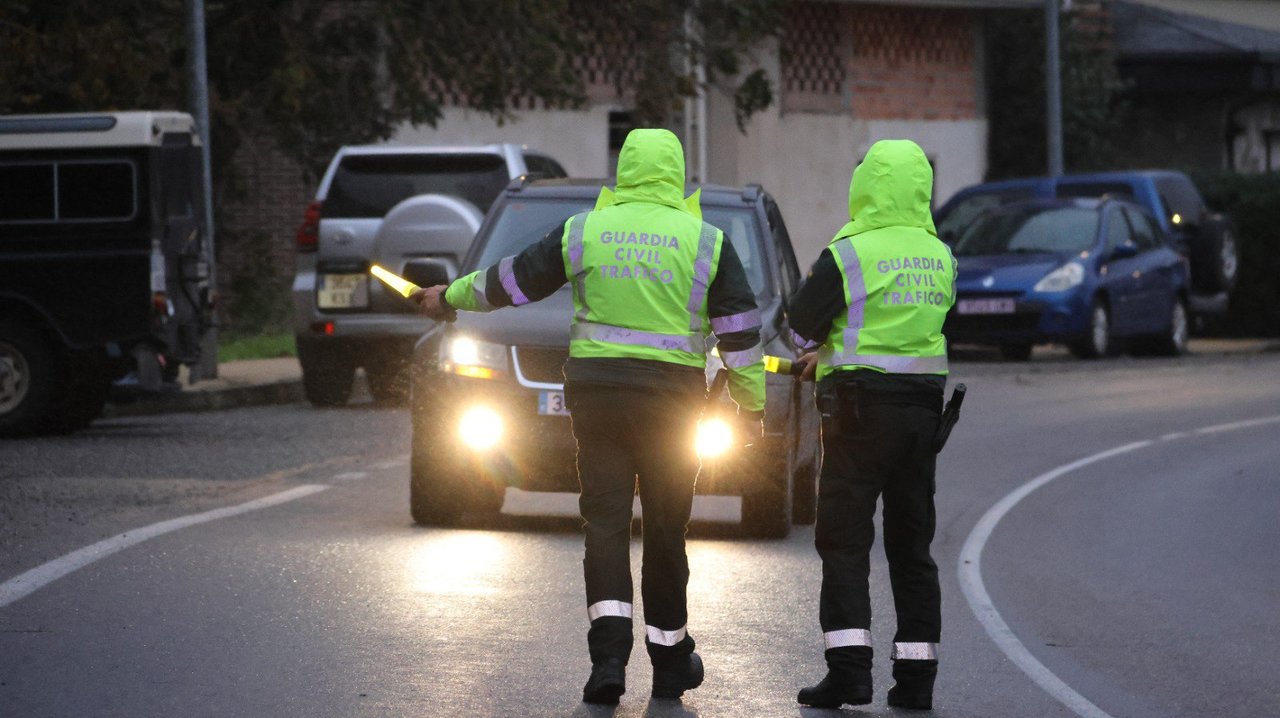 La Guardia Civil de tráfico desviando los vehículos