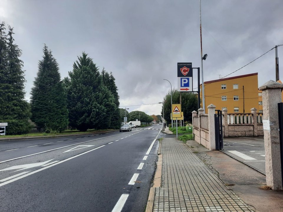 La salida de una de las empresas de la avenida Compostela afectadas por la señalización.