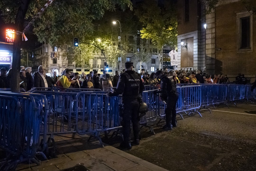 Dos agentes colocan vallas de seguridad, durante una manifestación contra la amnistía frente a la sede del PSOE en Ferraz, a 17 de noviembre de 2023 (EP)