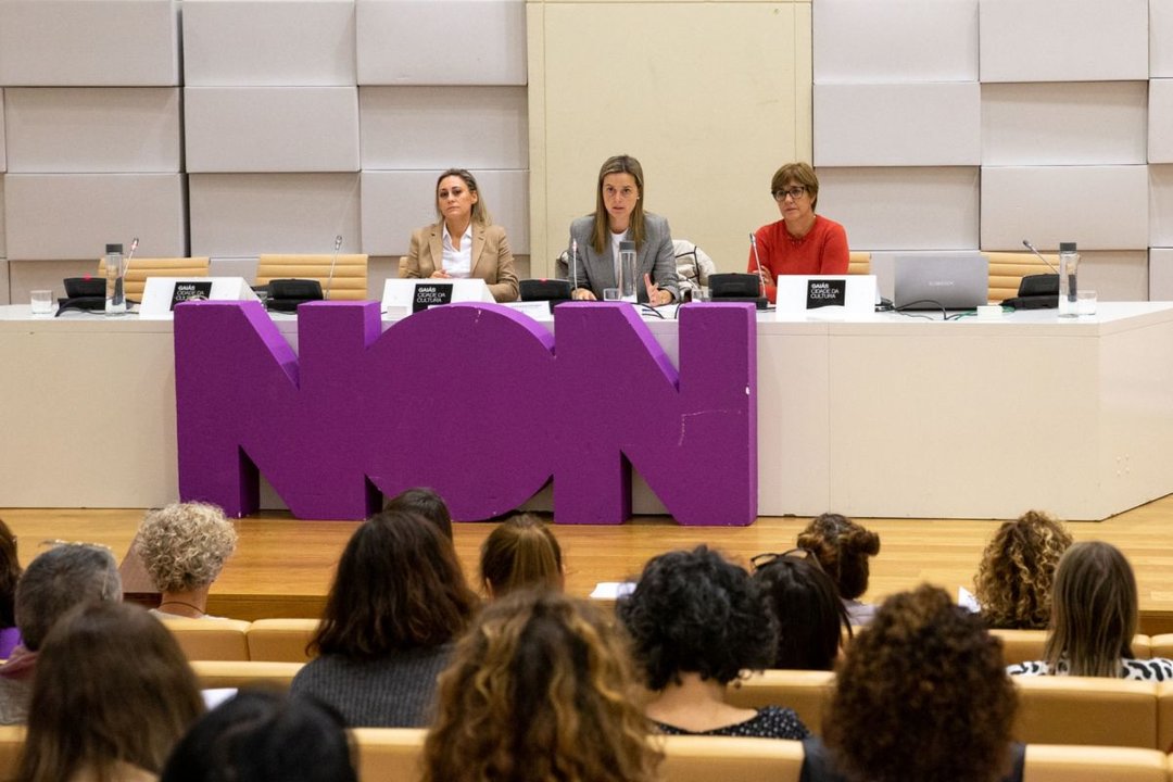 En el centro, la secretaria general de la Igualdad, Sandra Vázquez