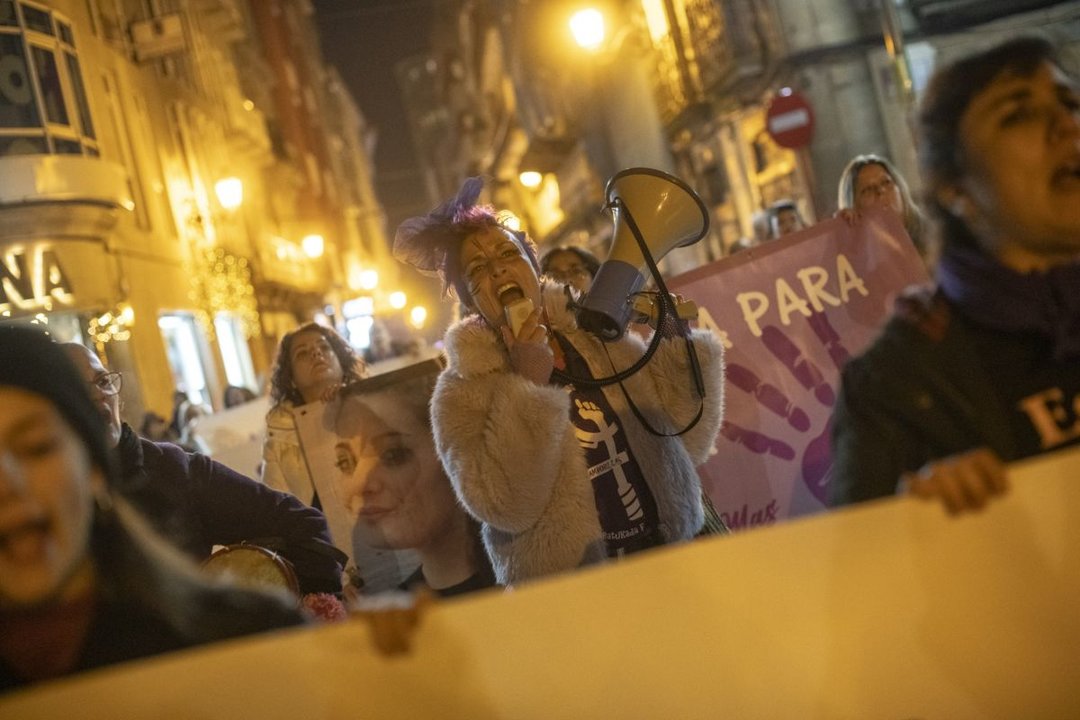 Una mujer corea las consignas de la manifestación de ayer en la ciudad.
