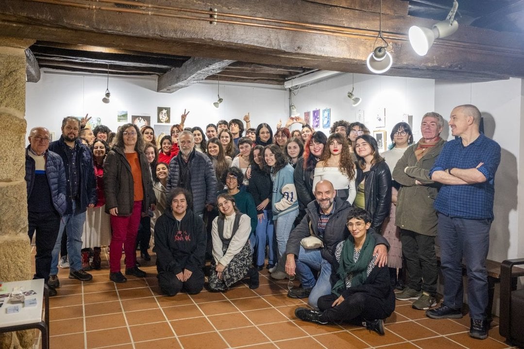 Artistas e asistentes o xoves á inauguración da mostra en Allariz.