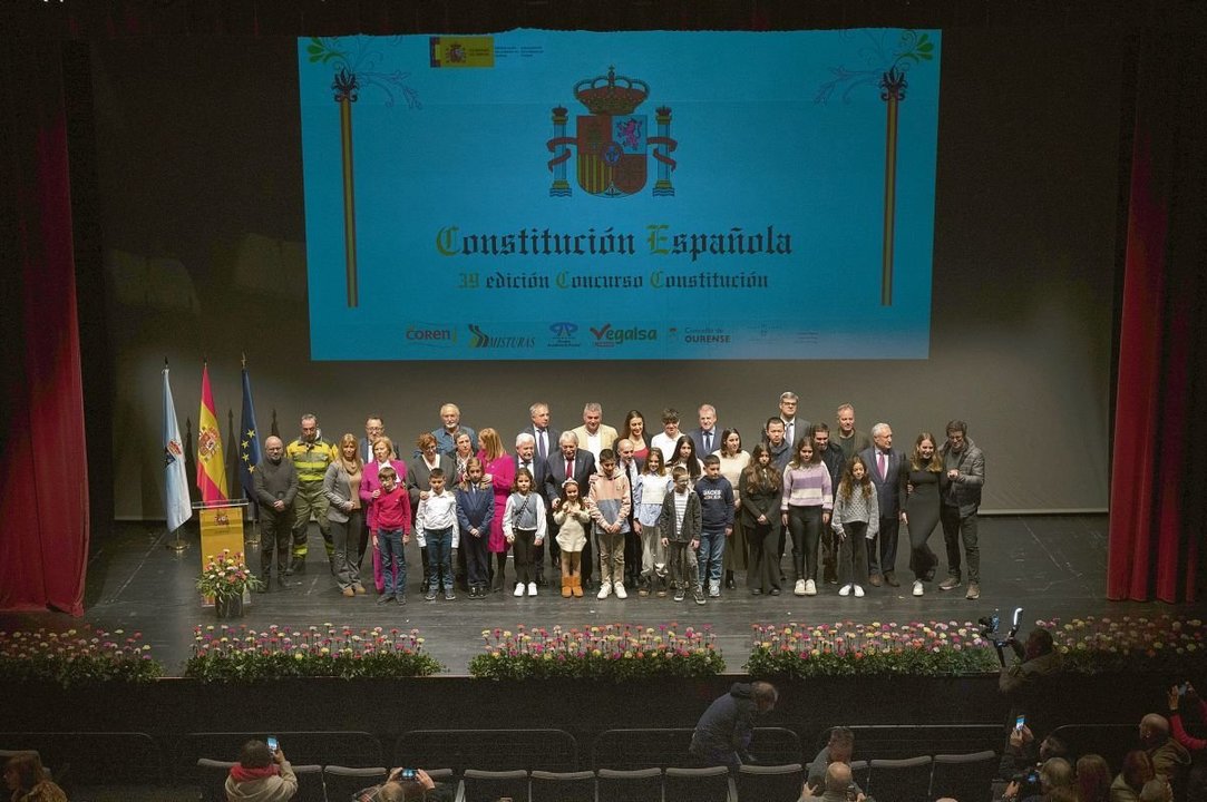 Premiados y autoridades posaron al final de la gala con motivo del Día de la Constitución en el Auditorio de Ourense. Foto: Martiño Pinal