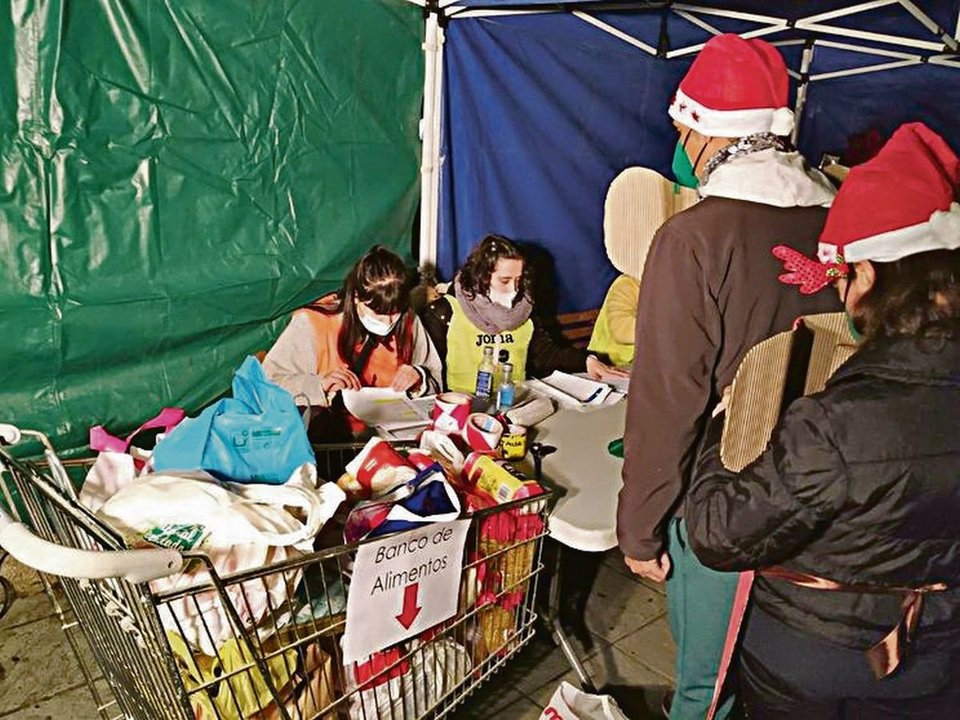 Participantes entregando sus donaciones de alimentos en una carrera anterior.