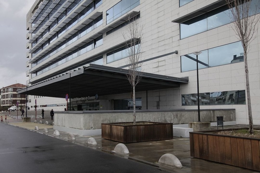 Imagen de la fachada del edificio de hospitalización del CHUO.