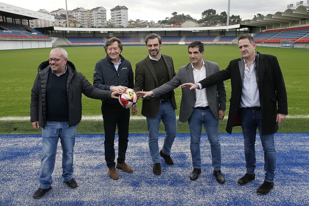 La Xunta supervisa las obras del estadio de O Couto, que recuperará el fútbol en febrero del 2024