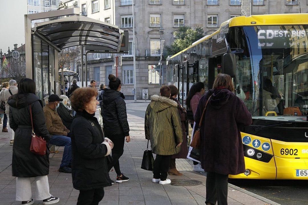 Cola para entrar en la el autobús de la línea 6B del servicio de transporte urbano, en la parada del Parque de San Lázaro