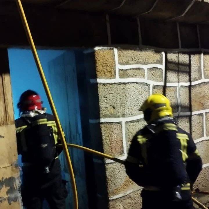 Los bomberos de Xinzo sofocaron el incendio originado en una casa de Coira, Allariz. Foto: Protección Civil de Allariz