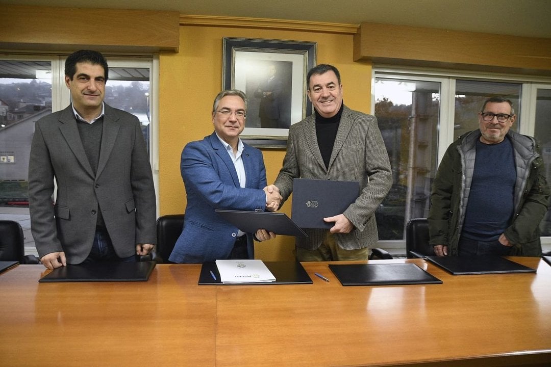 Gabriel Alén, Luis Menor, Román Rodríguez y Antón Gómez, este lunes en la firma del convenio