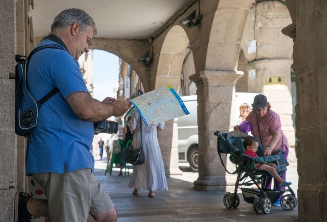 Un turista consulta su mapa en la Praza Maior de Ourense.