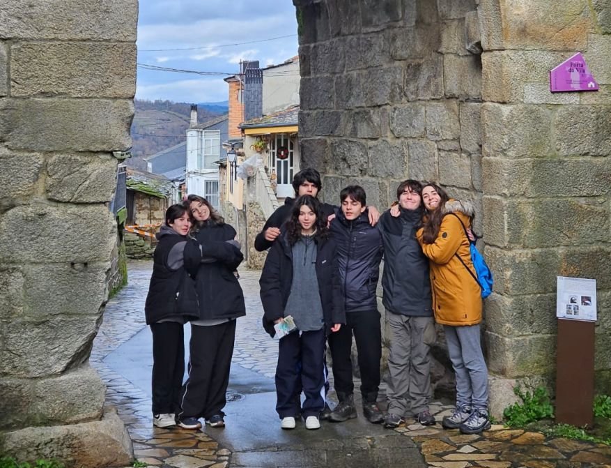 El grupo de mayores en la Porta da Vila en Manzaneda.
