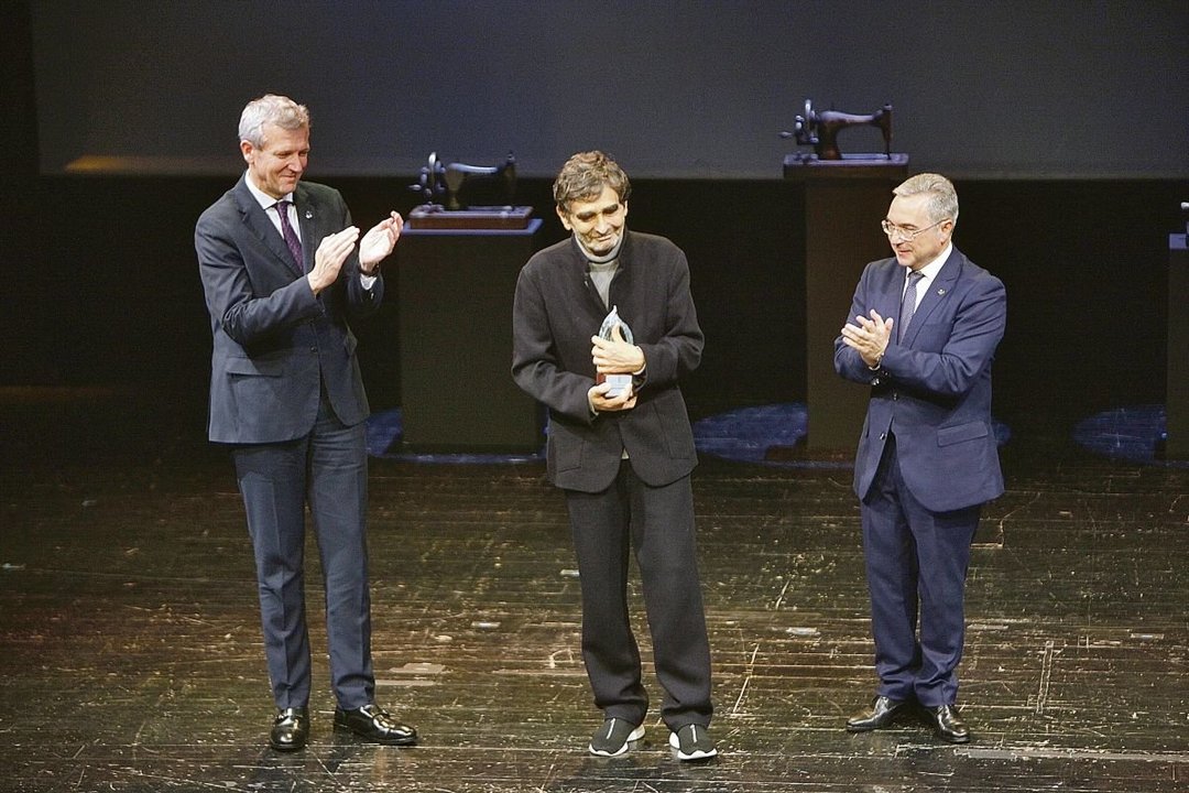 Adolfo Domínguez, en el centro, durante la entrega del Premio Ourensanía 2023. A la izquierda, Alfonso Rueda, presidente de la Xunta. A la derecha, el presidente de la Diputación, Luis Menor