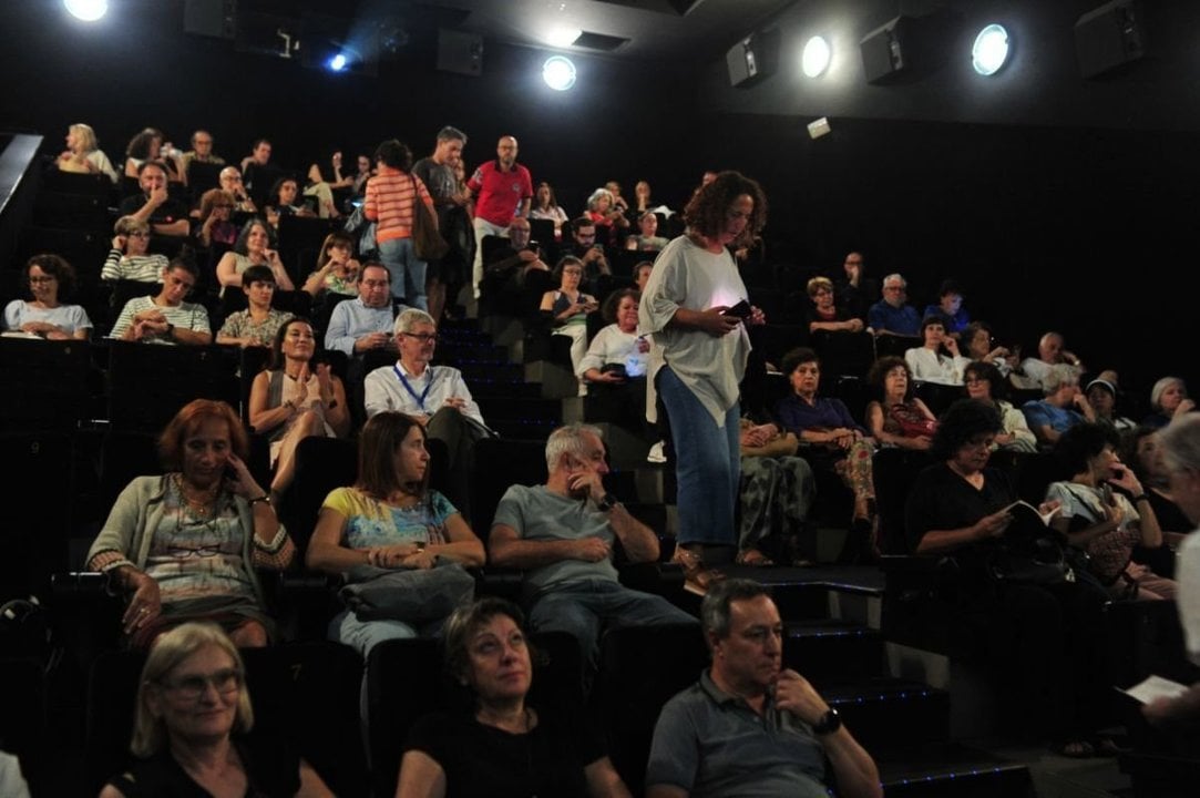 La sala de cine del Ponte Vella, con las butacas ocupadas para “O Corno”