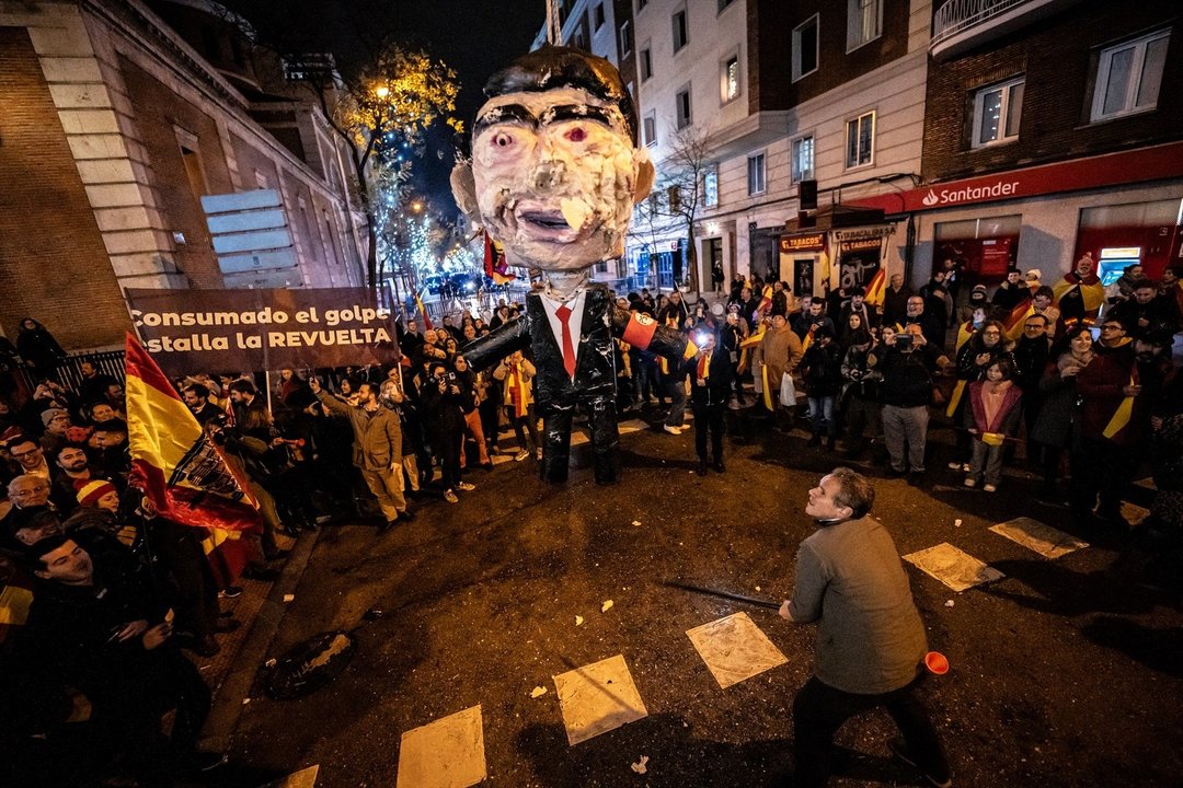 Manifestación en Ferraz donde se apaleó un muñeco con la figura de Pedro Sánchez. Foto: Europa Press