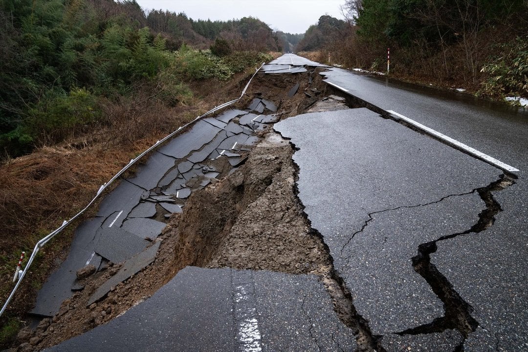 Así quedó una carretera de la localidad japonesa de Hakui tras el terremoto registrado en Año Nuevo