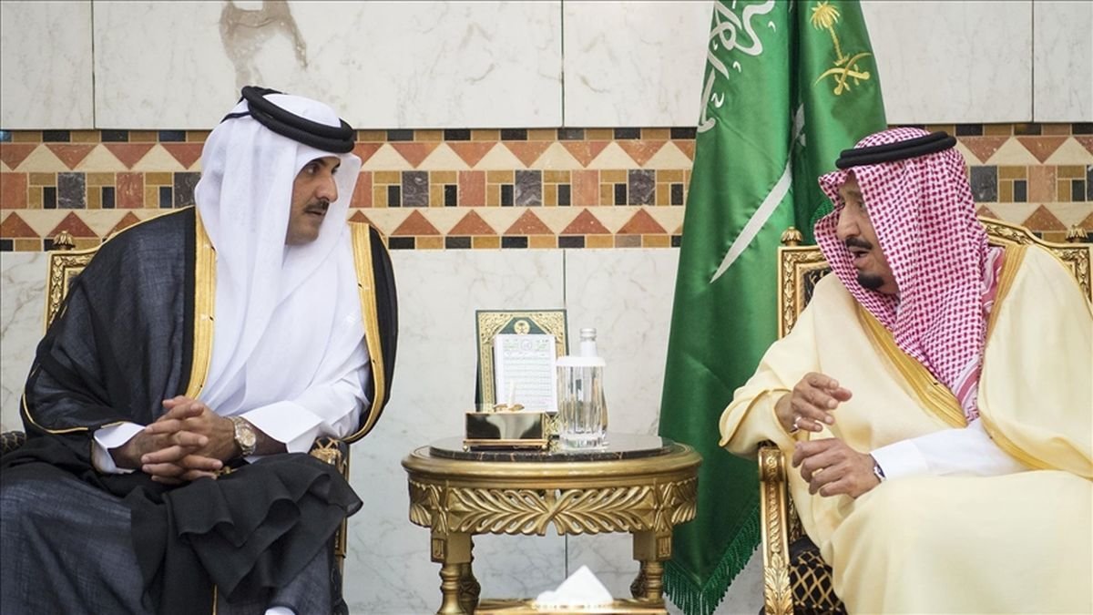 El emir de catar, Al Thani, junto al rey de Arabia Saudí, bin Abdulaziz, durante una reunión.