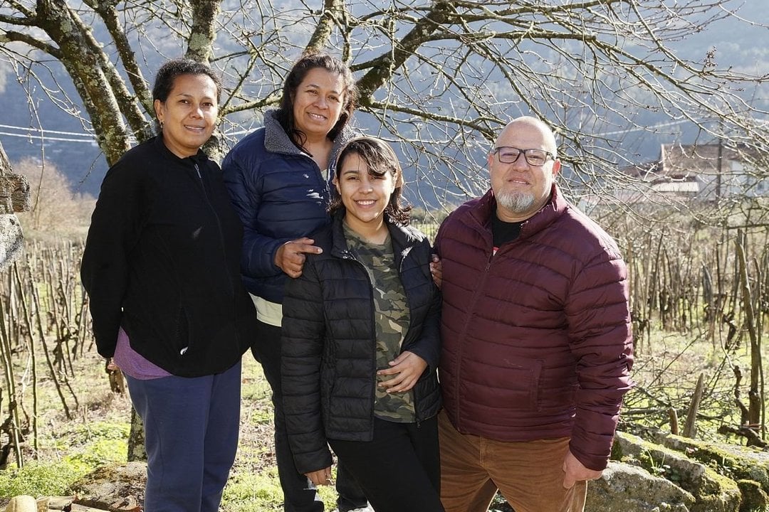Manuel Bello (d.) posa en As Barras junto a su esposa Hildemar Rodríguez (2i); su hija Paola (2d); y su cuñada Carol (i).
