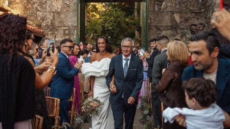 Ana Peleteiro y su padre el día de la boda de ésta con Benjamin Compaoré (Instagram).