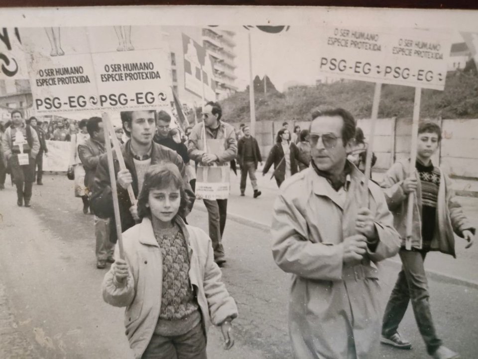 Carlos Guitián, con sus hijos Iria, Carlos y Óscar, en una manifestación en pro del medio ambiente.
