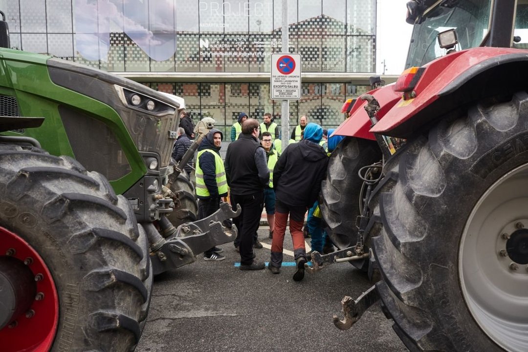 Agricultores y tractores, concentrados ayer en Pamplona (foto: Eduardo Sanz).