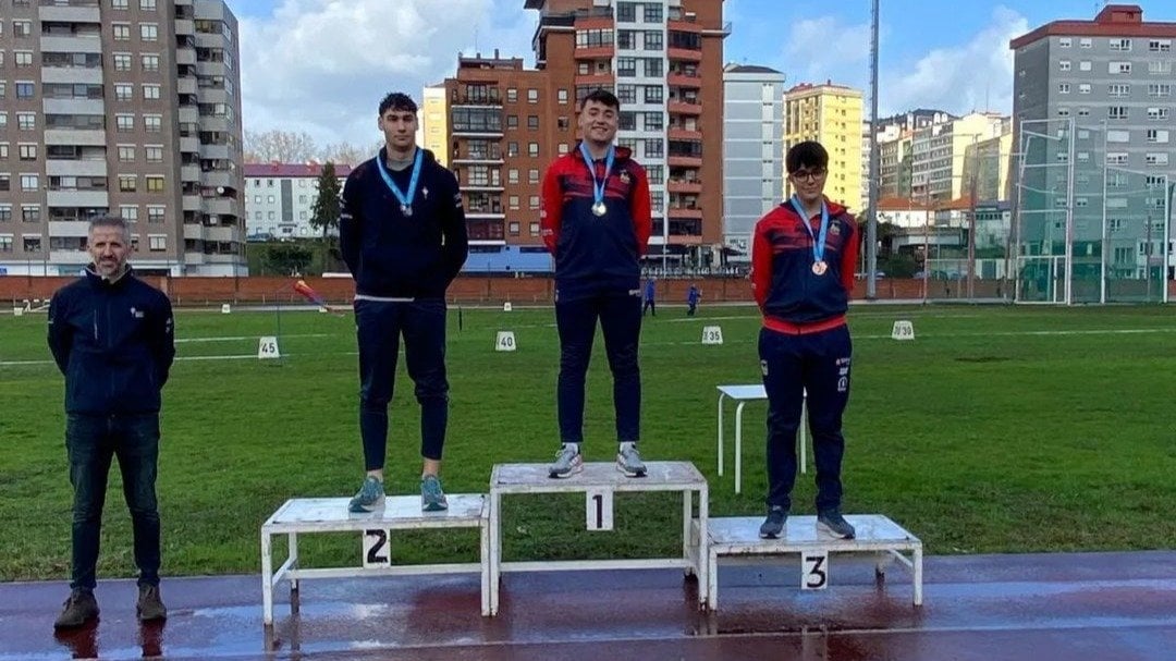Hugo y Daniel, del Ourense Atletismo, primero y tercero en martillo sub-20.