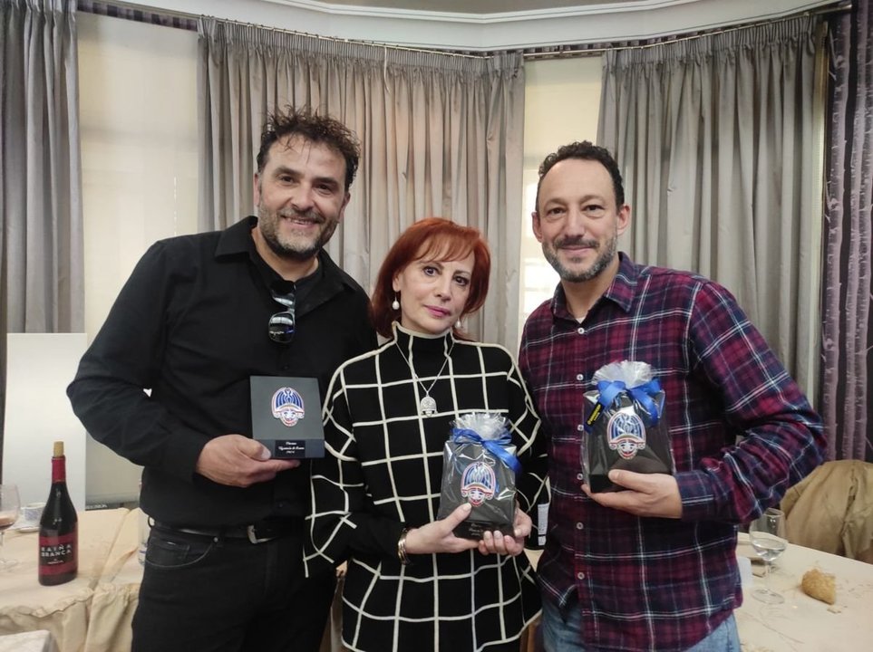 Javier López, Marilis Otero y Daniel Prieto con los premios.