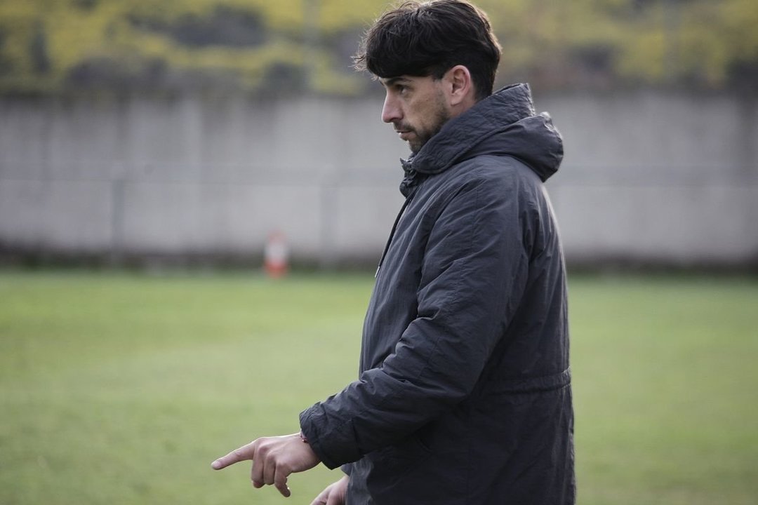 Luis “Choco” Silva, dando instrucciones durante un partido.