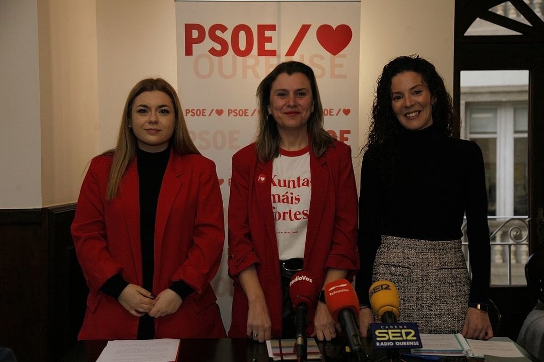 Alba Iglesias, Natalia González y María Fernández Ojea, ayer en un desayuno informativo.