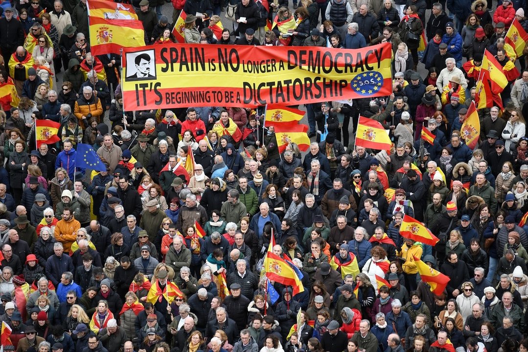 Una concentración donde piden la dimisión de Pedro Sánchez, en la Plaza de Cibeles, a 9 de marzo de 2024, en Madrid (EP)