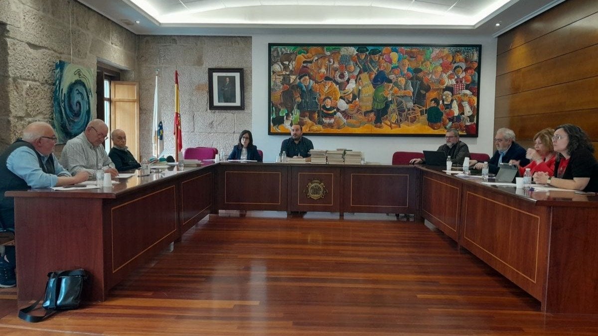 Reunión del jurado del premio Antón Losada Diéguez, en el salón de plenos carballiñés.