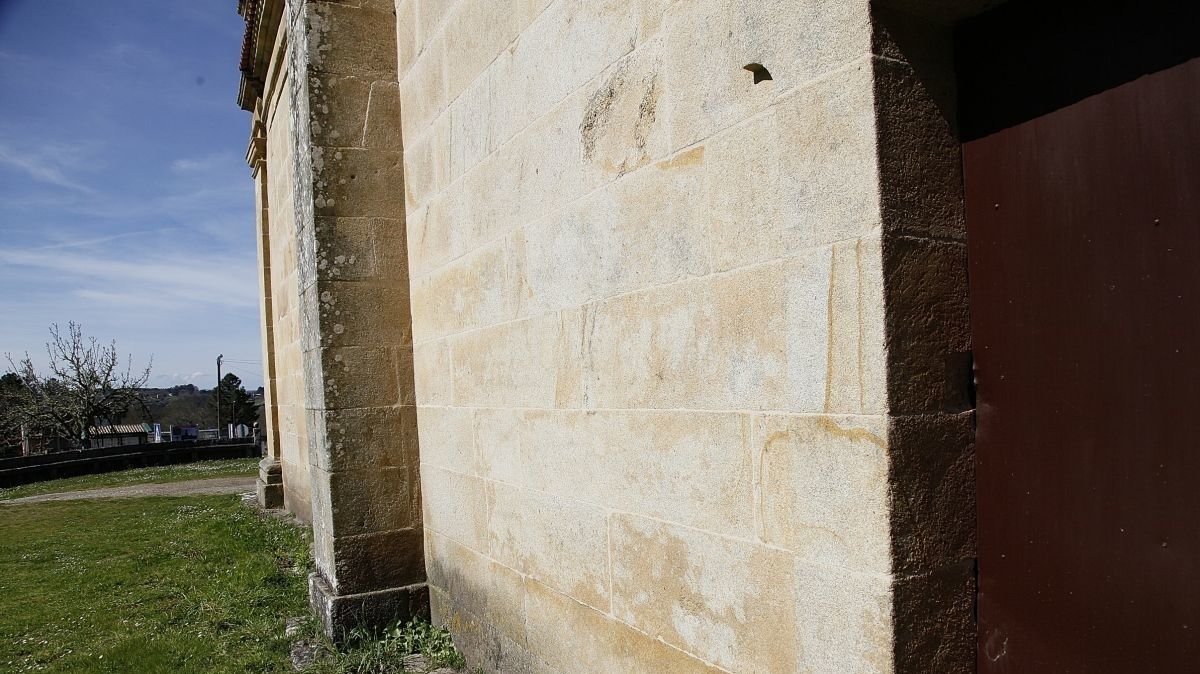 Puerta forzada en el lateral del santuario mariano de As Maravillas, en Cartelle (foto: Miguel Ángel)