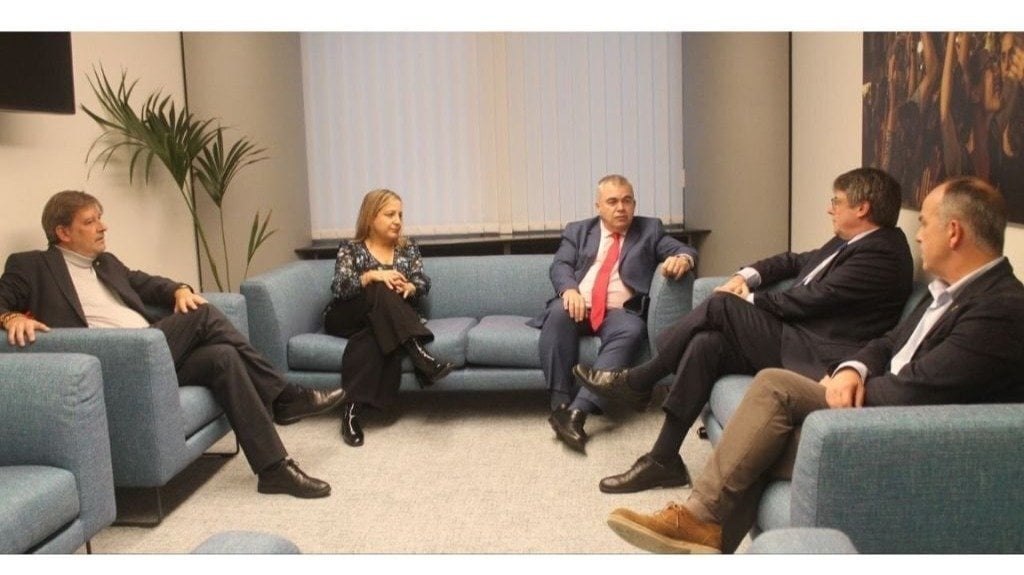 Foto de archivo de una reunión anterior entre Santos Cerdán y Puigdemont.