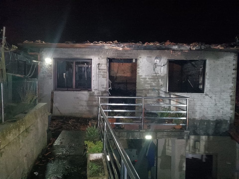 Incendio en Pereiro de Aguiar (Bomberos provinciales de Ourense)