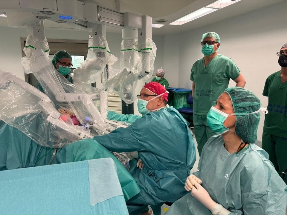 Cirujanos del CHUO acompañados de profesonales del área de Ferrol durante la intervención.