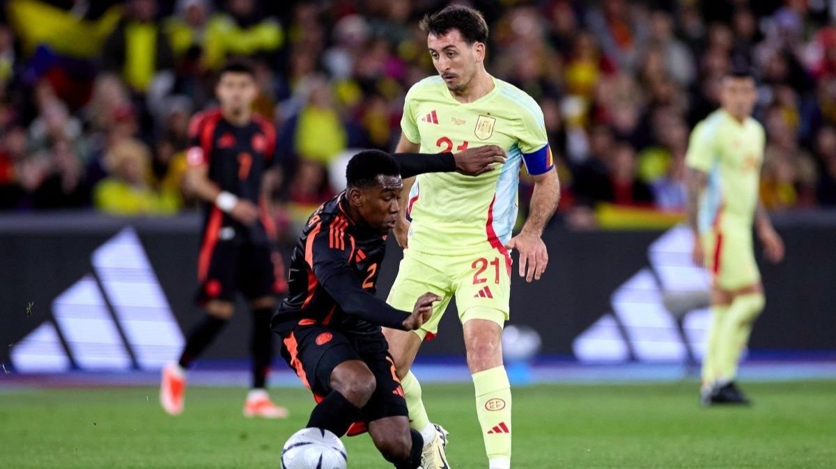 El internacional español Mikel Oyarzabal trata de recuperar el balón en el duelo ante Colombia.