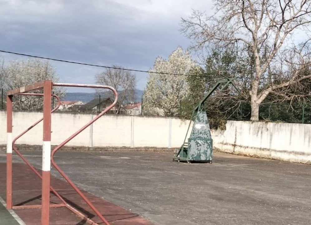 Canasta de baloncesto sin tablero en Verín.