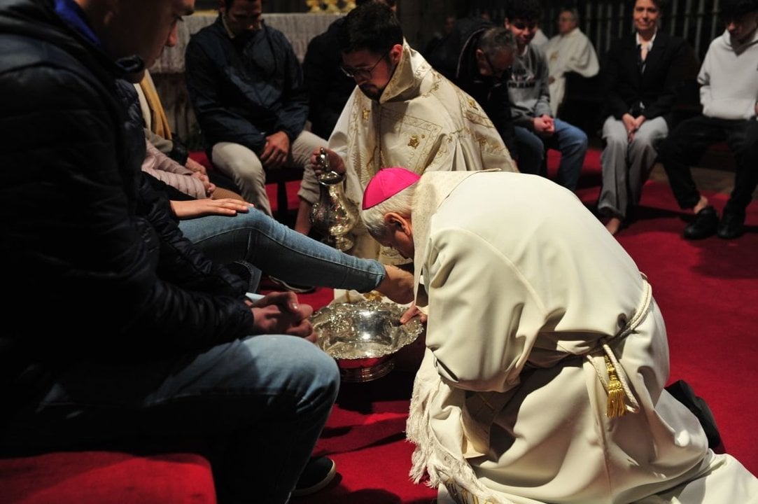 El Obispo, Leonardo Lemos, durante el tradicional Lavatorio de Pies que se celebró ayer en la Catedral.